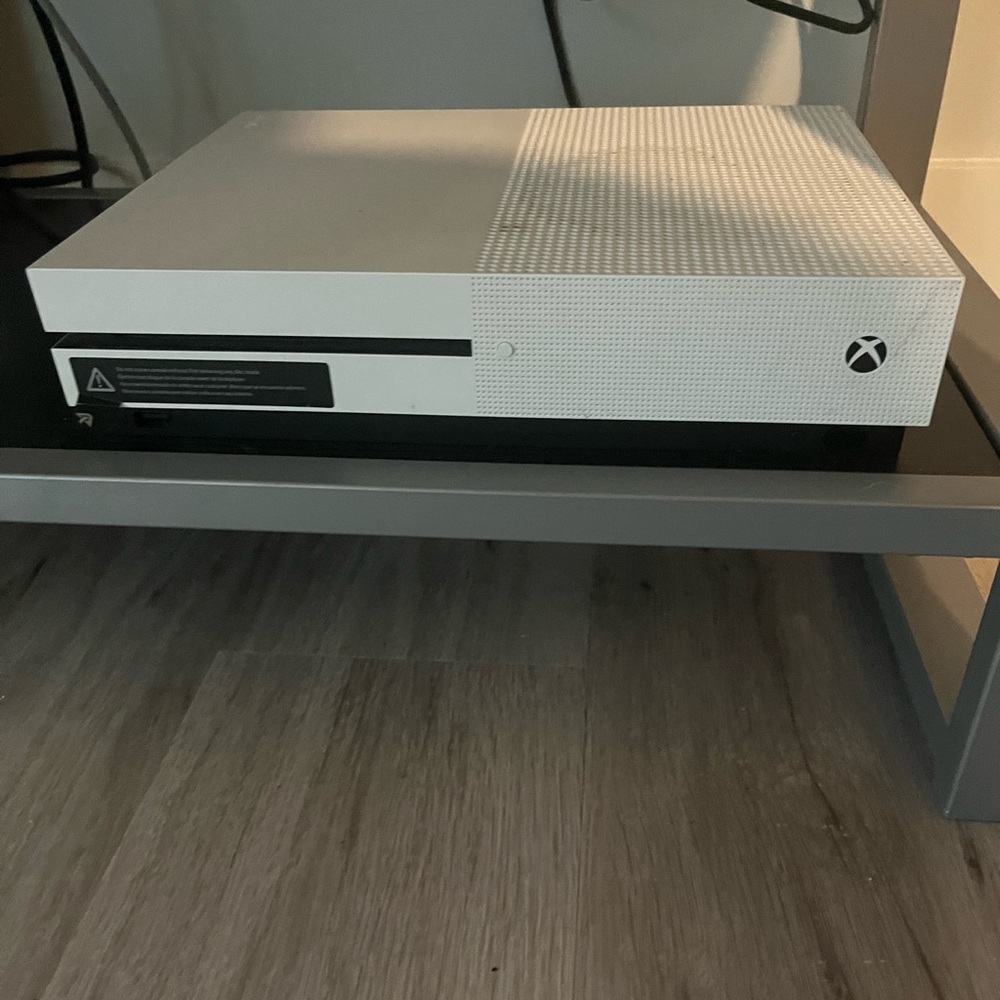 Xbox One s controller not included